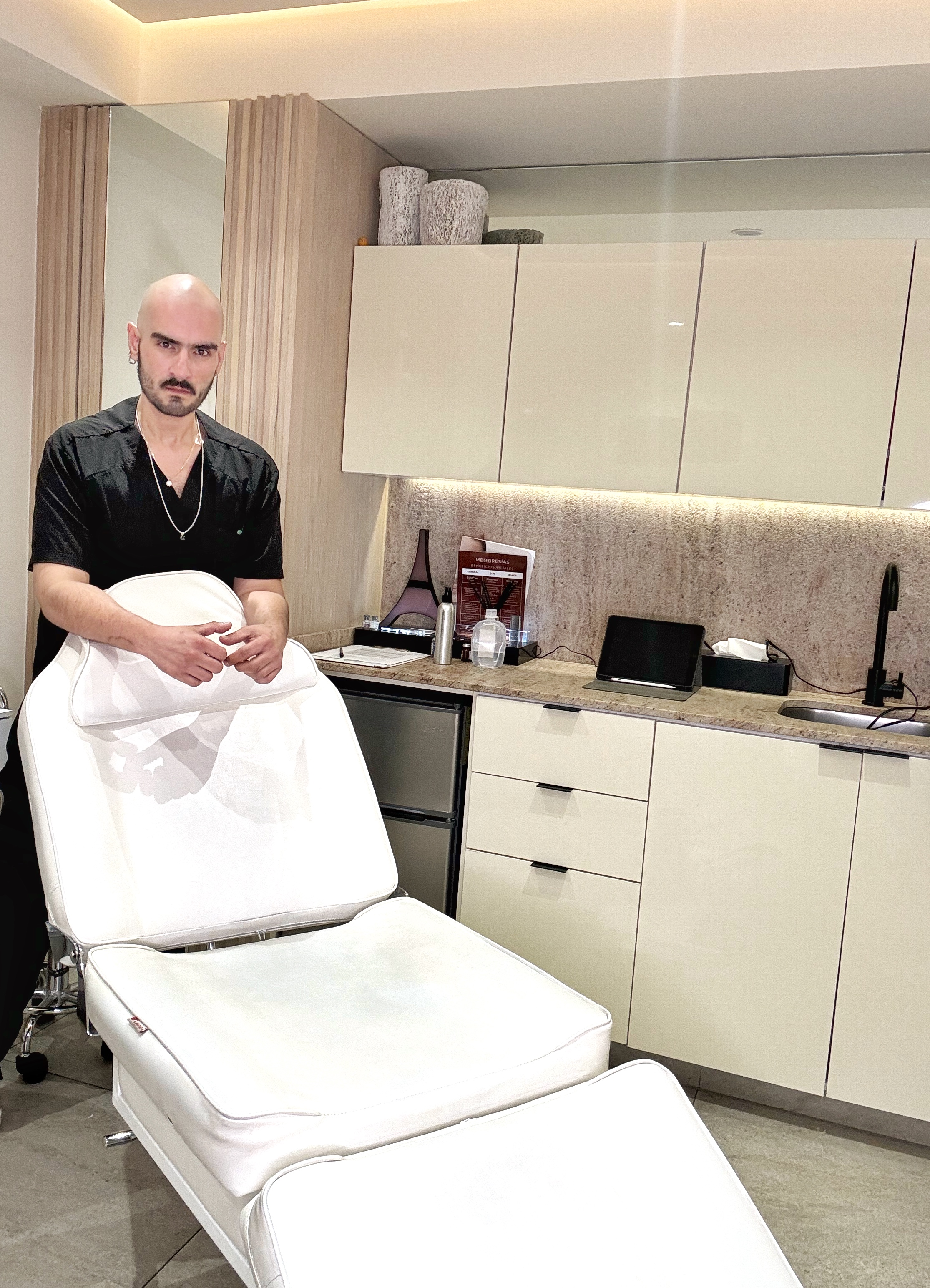 Dr. Víctor Rangel en consulta de medicina estética